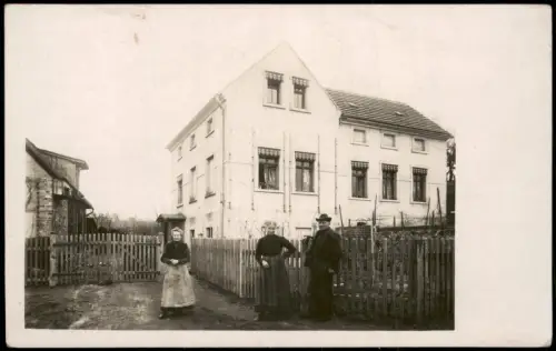 Ansichtskarte Meißen H. E. Hoppe Meissen: Personen vor Wohnhaus 1910