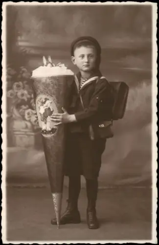 Schulanfang Einschulung Junge mit Zuckertüte Atelier-Foto Förster Chemnitz 1920