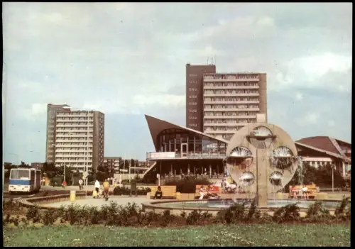 Südstadt Rostock An der "Kosmos"-Gaststätte mit Springbrunnen 1981