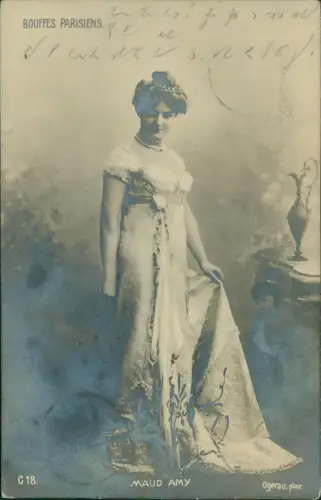 Frau im eleganten Kleid BOUFFES PARISIENS. Paris Fotokunst Maud Amy 1905