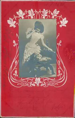 Menschen Soziales Leben Frau im Kleid Foto Jugenstil O. auf rotem Grund 1904 Prägekarte
