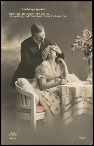 Liebesgespräch - Romantische Szene mit Paar, Halt fest die Augen mir zu 1910