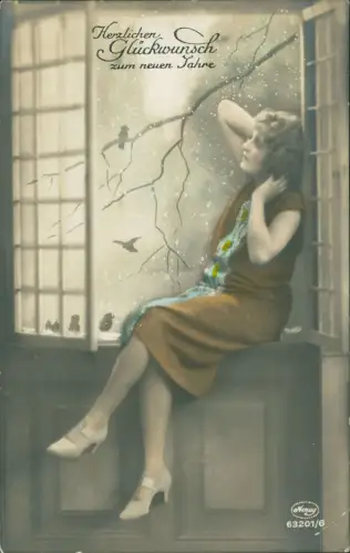 Ansichtskarte  Fotokunst schöne Frau lasziv am Fenster colorierte AK 1915