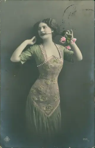 Ansichtskarte  Fotokunst schöne Frau mit Rose im Mund Kleid coloriert 1912