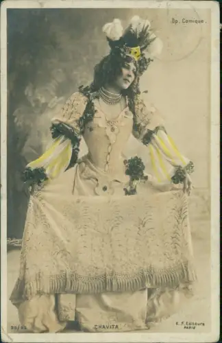 Frau mit fantatischen Kleid Fotokunst coloriert Op. Comique. PARIS 1909