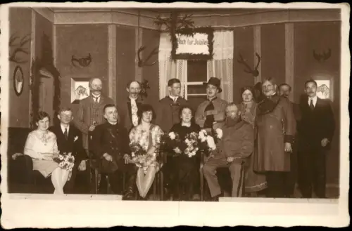Menschen Soziales Leben Gruppenfoto mit Jubilar in einem Jagdzimmer 1940