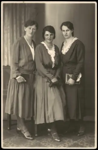 Menschen Soziales Leben Gruppenfoto von 3 Frauen gut gekleidet 1930 Privatfoto