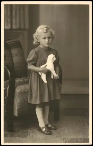 Ansichtskarte  Kind vor Sessel mit Plüsch-Schaf 1940