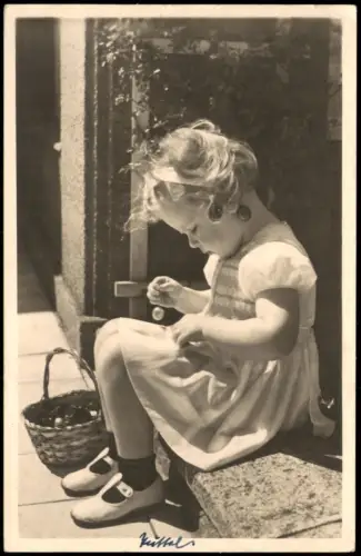 Mädchen beim Kirschenessen mit Körbchen auf einer Steinstufe 1941