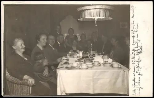Große Personengruppe gedeckte Tafel, Feier  1928 Privatfoto  Stempel Dresden A5
