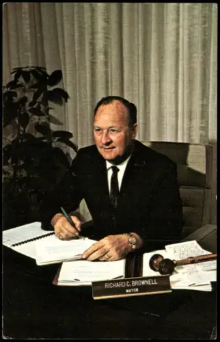Pomona Porträt von Bürgermeister Richard C. Brownell am Schreibtisch 1965