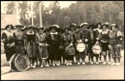 Hilbersdorf (Muldental) Spielmannszug in historischen Kostümen 1960 Privatfoto