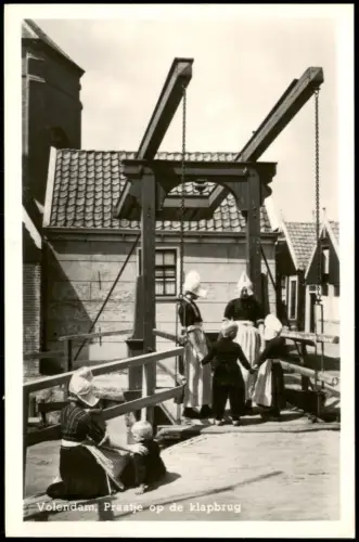 Postkaart Volendam-Edam-Volendam Praatje op de klapbrug 1950