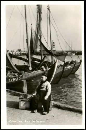 Postkaart Volendam-Edam-Volendam Fischer am Hafen mit Segelbooten 1950