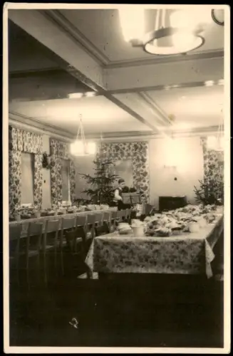 Reichenbach (Vogtland) Festlich gedeckter Saal mit Weihnachtsbaum Musikant 1955