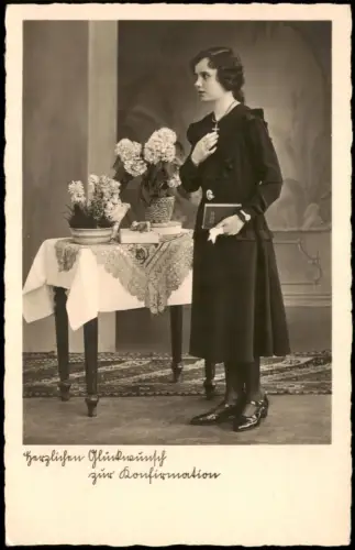 Ansichtskarte  Konfirmandin mit Blumen und Gesangbuch 1930
