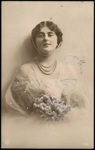 Porträt einer jungen Frau Perlenschmuck und Blumenstrauß 1915  Stempel Posen W
