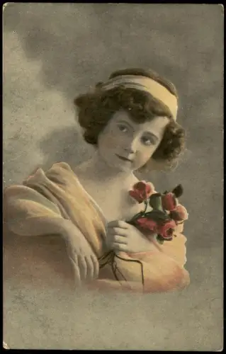 Ansichtskarte  Mädchenporträt mit Rosenstrauß 1910