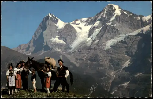 Lauterbrunnen Trachtenfamilie mit Maultier vor Eiger und Mönch 1960
