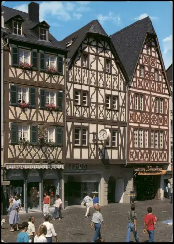 Trier Alte Fachwerkhäuser am Hauptmarkt, Geschäfte, Leute beim Einkauf 2012