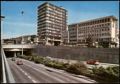 Stuttgart Charlottenplatz-Unterführung Autos u.a. VW Käfer Cabrio 1970