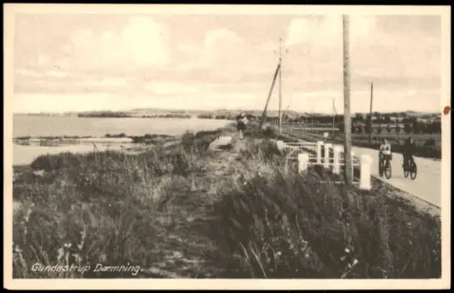 Postcard Gundestrup Gundestrup Dæmning mit Radfahrern am Wasser 1940