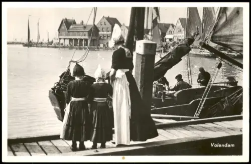 Postkaart Volendam-Edam-Volendam Personen in Tracht am Hafen 1930