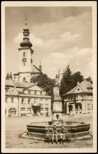 Schönlinde Krásná Lípa Marktplatz mit Brunnen und Stadtpfarrkirche 1955