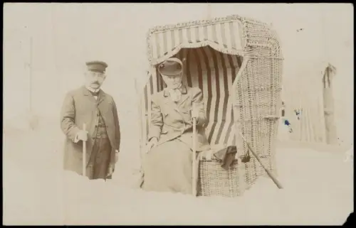 Foto Norderney Mann und Frau am Strand mit Strandkorb 1907 Privatfoto
