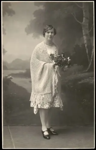 Atelier-Porträt einer jungen Frau mit Blumenstrauß und Fransen-Schultertuch 1925