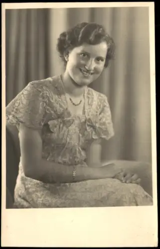junge lächelnde Frau Portrait mit SpitzenSchleifenkleid 1940 Privatfoto
