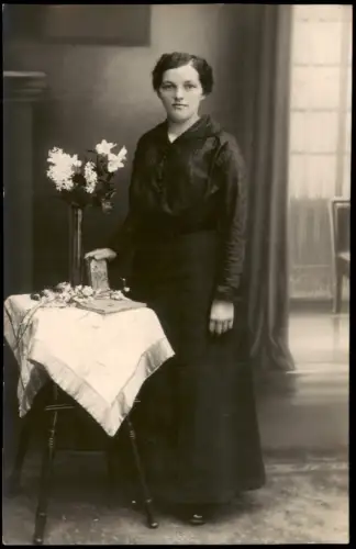 Atelier-Porträt einer jungen Frau mit Blumen Buch Bluse u. Rock 1940 Privatfoto