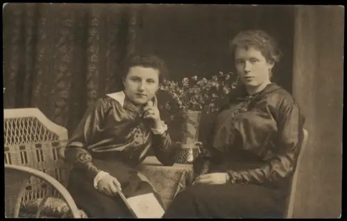 Ansichtskarte  Zwei junge Frauen im Fotoatelier 1910