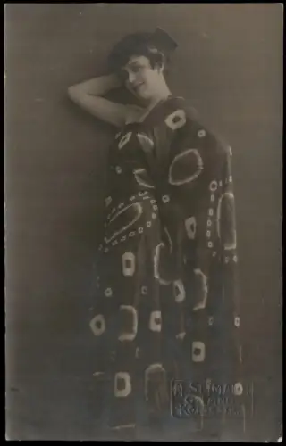 Ansichtskarte  Porträt einer jungen Frau in gemustertem Gewand 1915