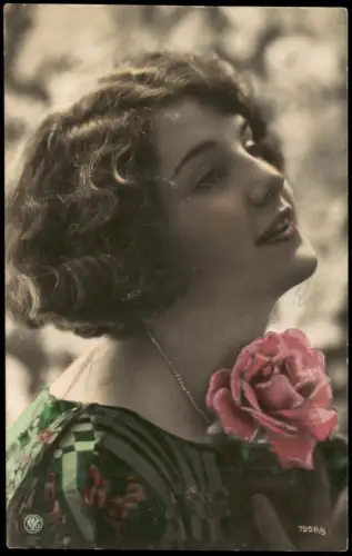 Ansichtskarte  Porträt einer jungen Frau mit Rose 1925