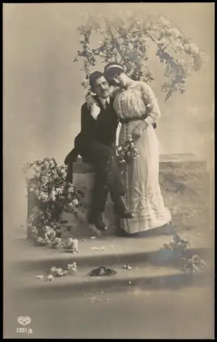 Ansichtskarte  Romantisches Paar in Blumenkulisse 1915