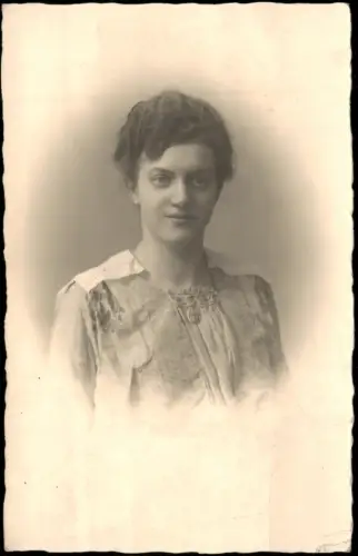 Ansichtskarte  Porträt einer jungen Frau mit Halskette 1915
