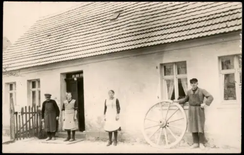 Foto  Stellmacher mit Wagenrad vor seinem Wohnhaus 1928 Privatfoto