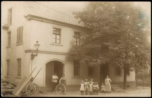 Foto  Wohnhaus mit Personengruppe und Handwagen 1910 Privatfoto