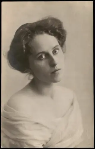 Ansichtskarte  telier-Porträt einer jungen Frau schulterfreies Oberteil 1920