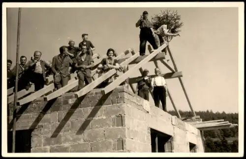 Richtfest eines Wohnhauses mit Handwerkern und Richtbaum 1955 Privatfoto