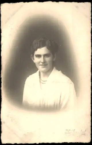 Ansichtskarte  Portrait einer jungen Frau mit Perlenkette 1920