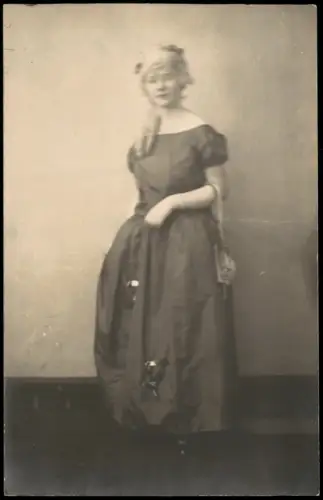 Foto  Porträt einer jungen Frau in festlichem Kleid 1915 Privatfoto