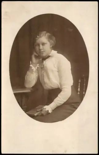 Atelier-Portrait einer jungen Frau mit Buch und weißer Bluse und schicker Frisur 1920 Privatfoto