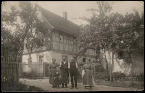 Foto  Personengruppe vor ländlichem Fachwerkhaus 1915 Privatfoto
