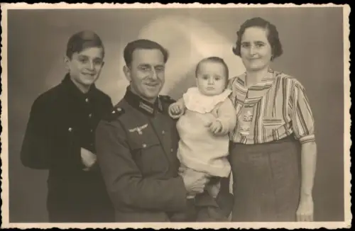 Ansichtskarte  Familienporträt Familie Richter, mit Wehrmachtssoldat 1939