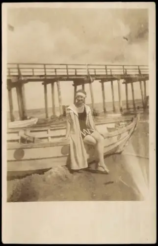 Bansin-Heringsdorf Usedom Frau in Badekleidung auf einem Boot vor einer Seebrücke 1927 Privatfoto