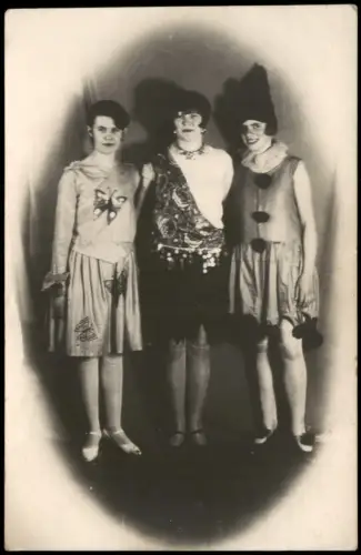 Ansichtskarte  Drei junge Frauen in Kostümen (Karneval) 1925