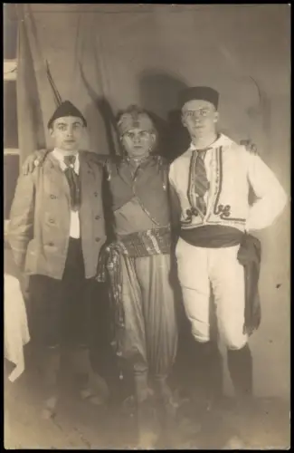 Foto  Drei junge Männer in Kostümen, Aladin 1920 Privatfoto