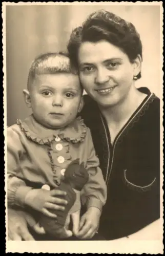 Ansichtskarte  Porträt einer Frau mit Kleinkind und Spielzeugkatze 1950